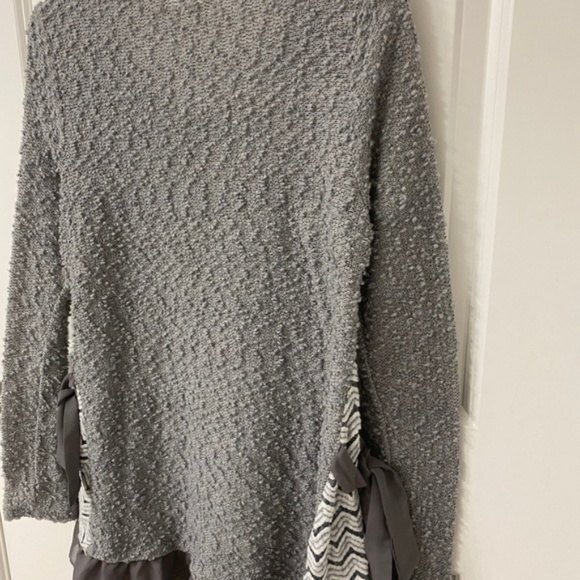 Altard State Textured Gray Ruffle Hem Tunic Top. Medium. - Picture 11 of 16